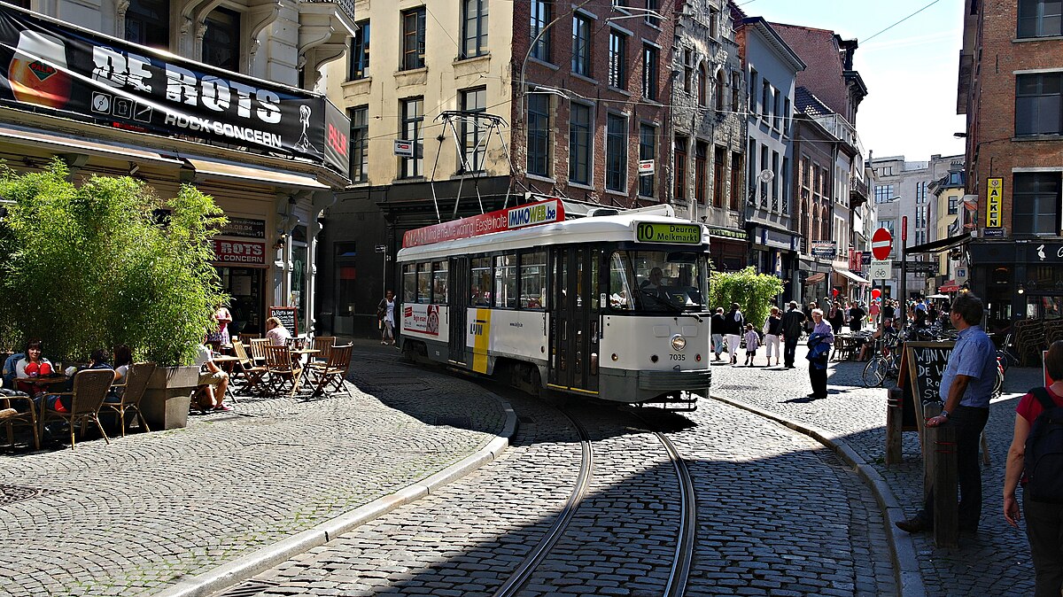 Tram 10 richting Deurne — openbaar vervoer aan de deur