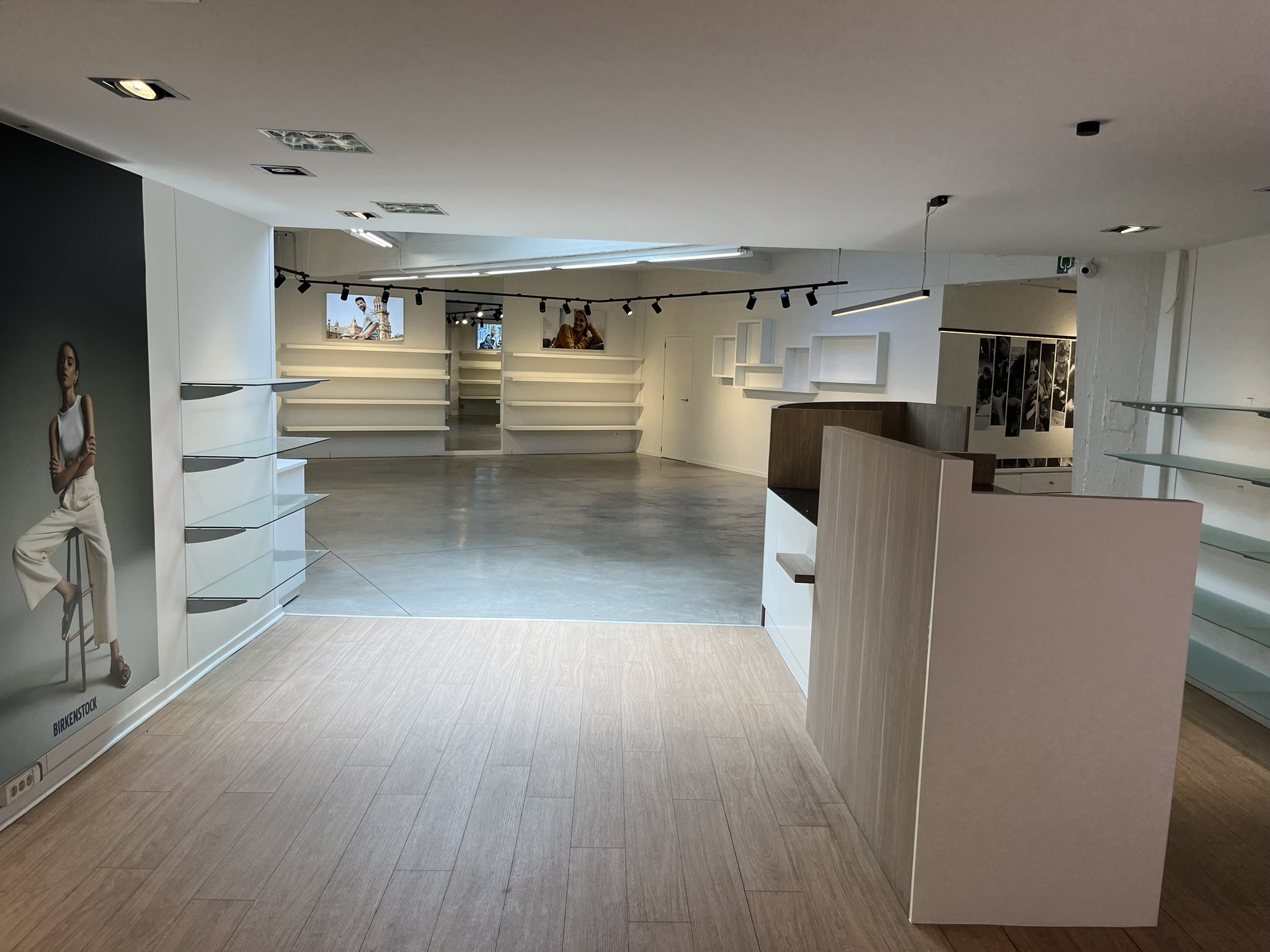 Ruime handelsruimte met lichtkoepels op de Turnhoutsebaan