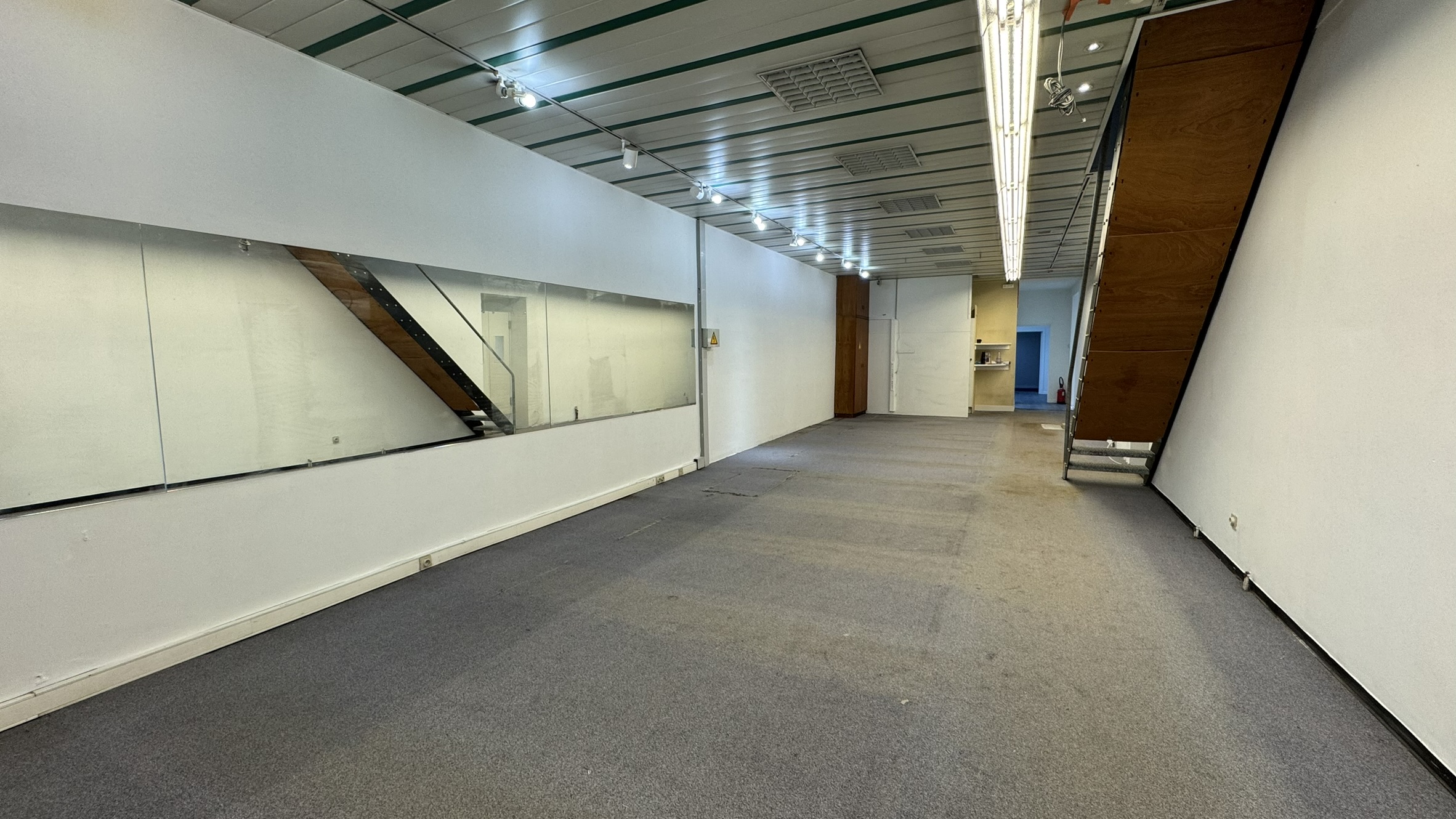 Handelsruimte Spiegelwand Trap