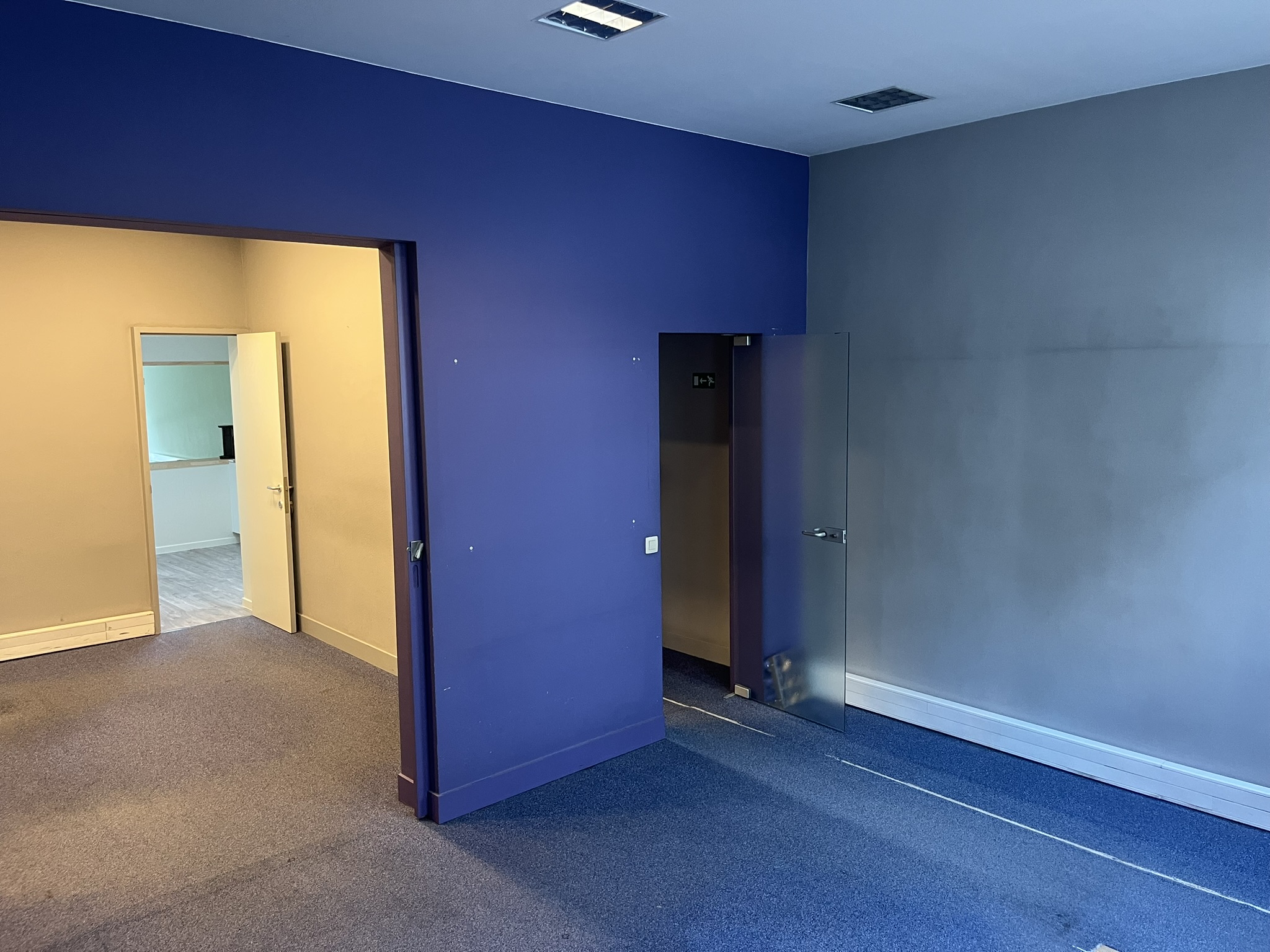 Overloop Blauwe Muur Glazen Deur